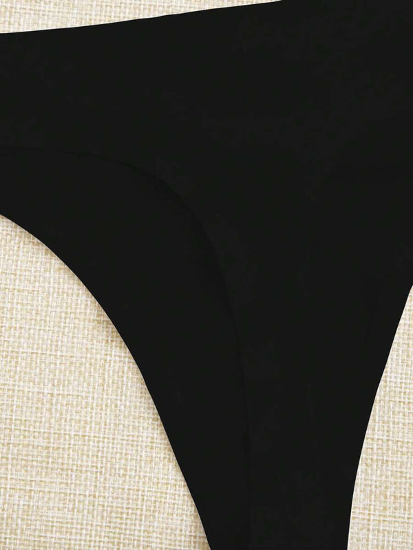 Detalle del tejido liso y elástico de las tangas negras sin costuras.