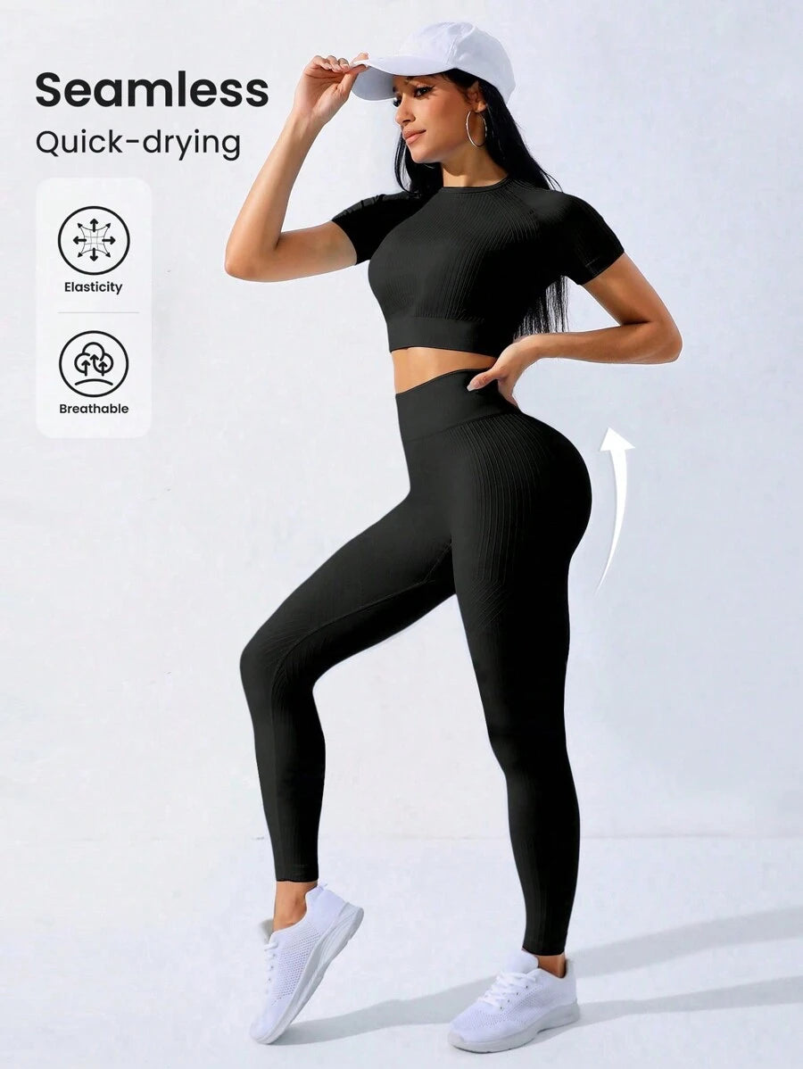 Mujer usando set deportivo negro sin costuras con top crop y leggings (set deportivo negro)
