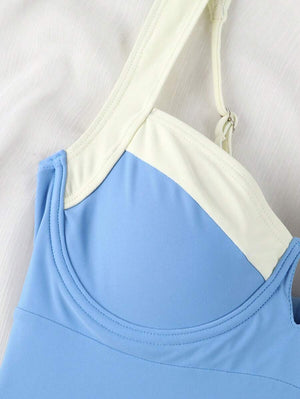 Silueta de un traje de baño enterizo elegante y moderno para mujer, ideal para el verano.