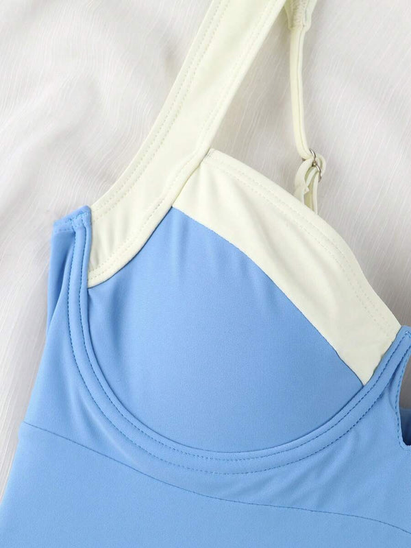 Silueta de un traje de baño enterizo elegante y moderno para mujer, ideal para el verano.