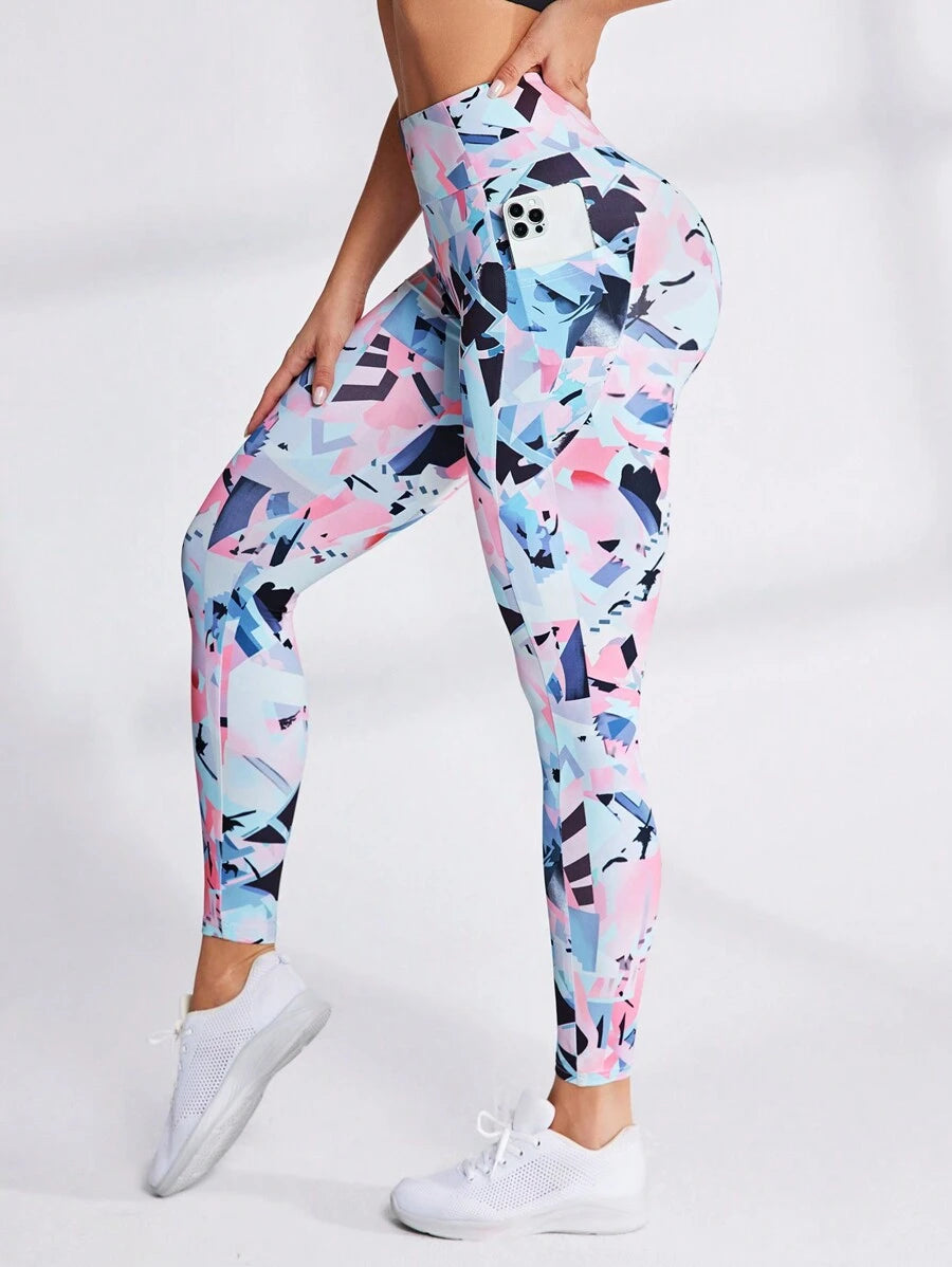 Vista lateral de leggings multicolor talle alto con estampado gráfico y bolsillo.