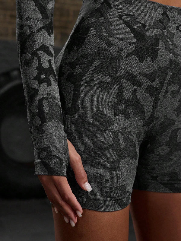 Primer plano del tejido elástico del conjunto deportivo camuflaje negro, mostrando su calidad y textura.