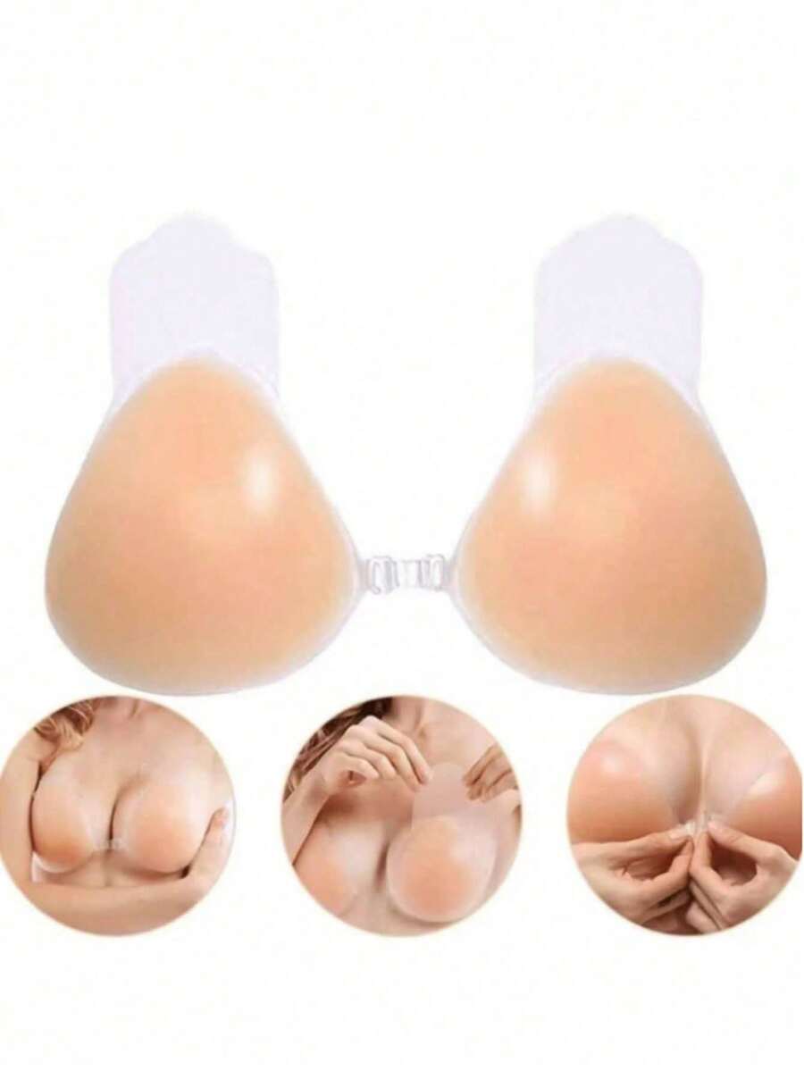 Mujer aplicando un brasier adhesivo de silicona color nude para un efecto push up.