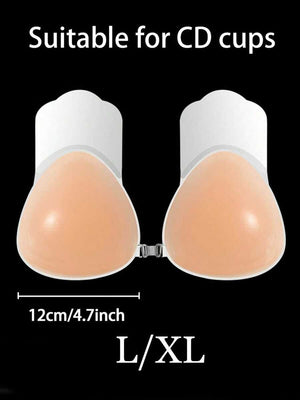 Comparativa del antes y después de usar un brasier adhesivo invisible para realzar el escote.