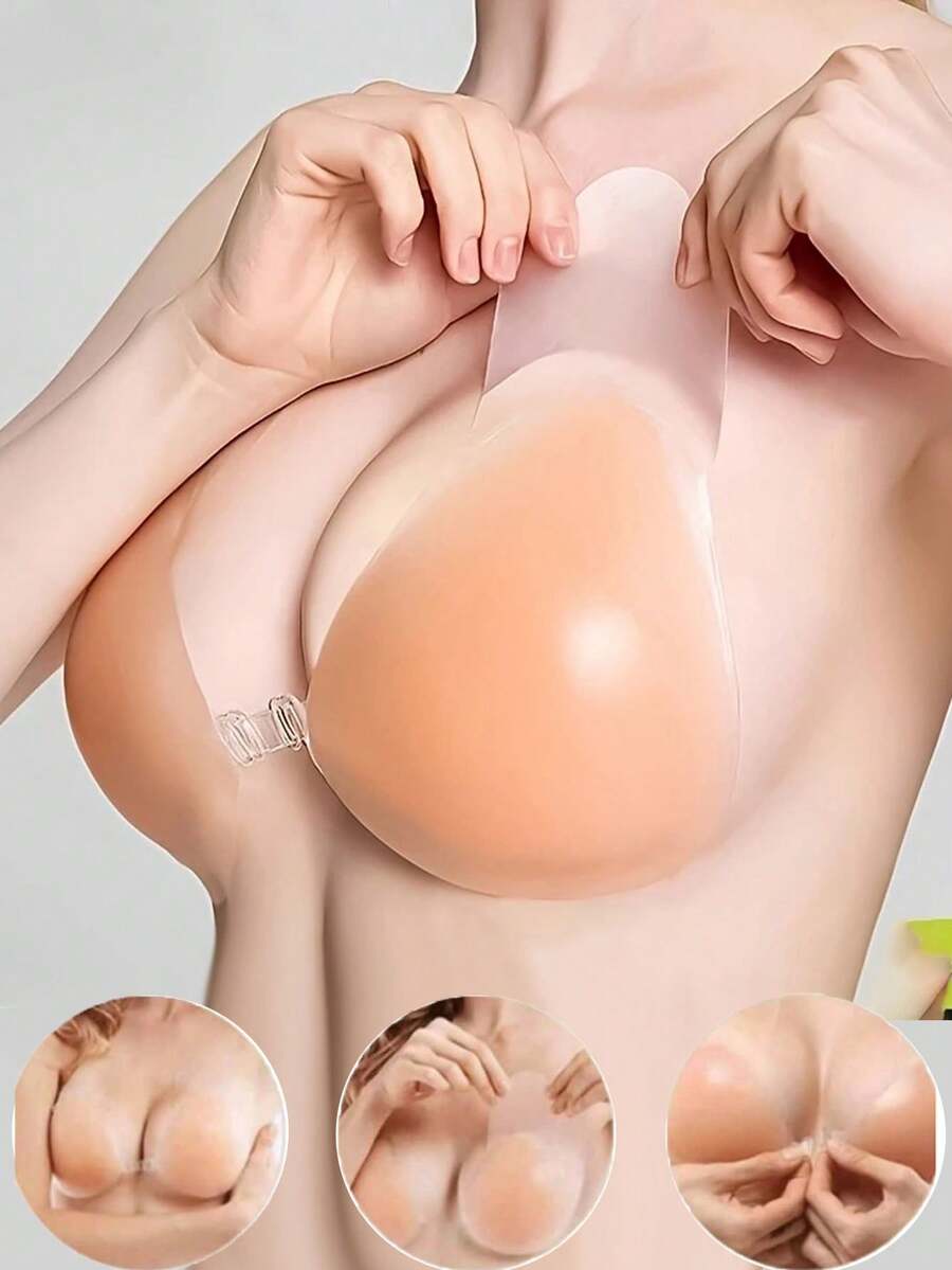 Mujer aplicando un brasier adhesivo de silicona color nude para un efecto push up.