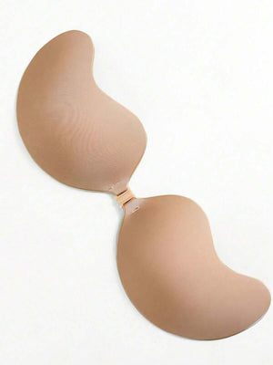 Dos pares de copas adhesivas sin tirantes en colores nude y negro sobre fondo blanco.