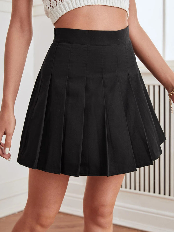 Falda mini negra plisada de cintura alta, estilo casual.