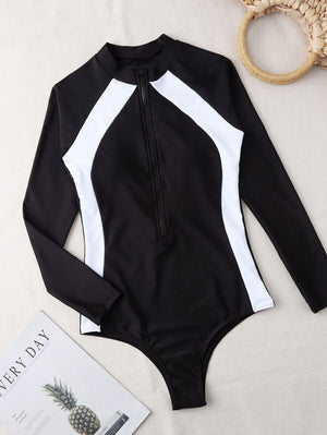 Detalle del torso y la cremallera de un body de natación estilo surfista.