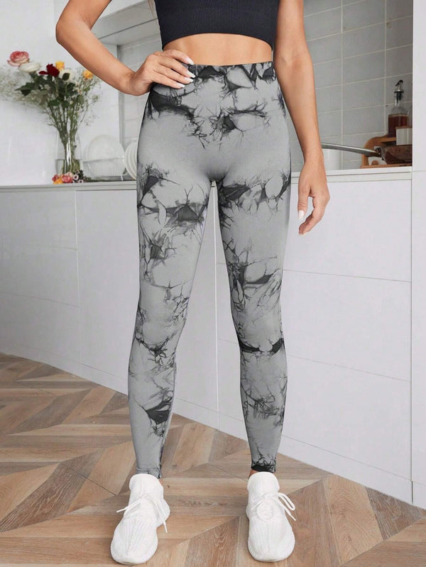 Vista frontal de los leggings gris tie-dye con su estampado moderno.