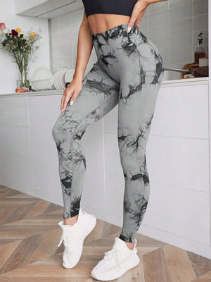Detalle del diseño sin costuras de los leggings gris tie-dye.