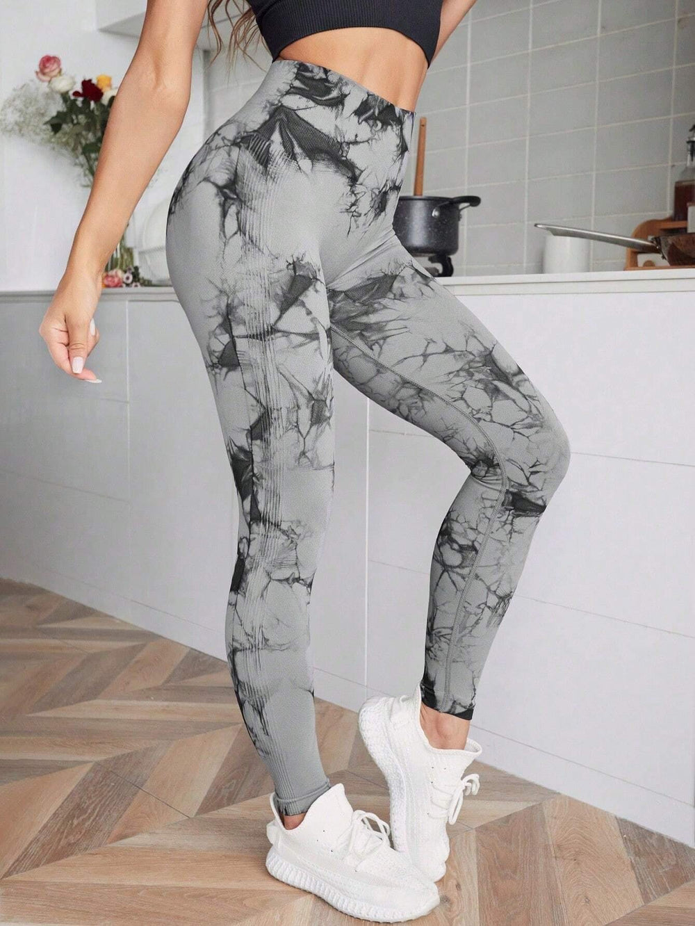 Leggings gris tie-dye de talle alto en vista lateral.