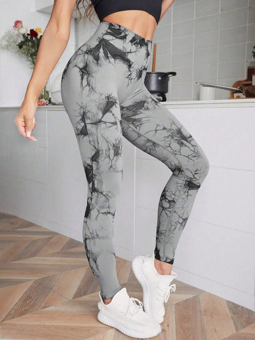 Leggings gris tie-dye de talle alto en vista lateral.