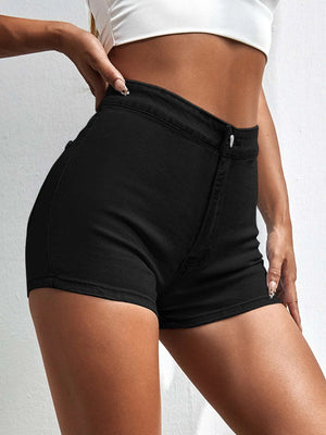 Short negro de mezclilla con corte ajustado en pose lateral