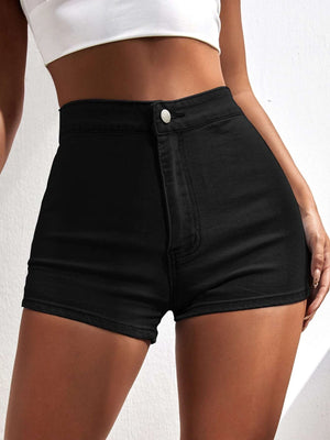 Modelo con short negro de mezclilla de tiro alto en fondo blanco