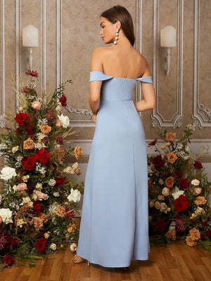 Vestido celeste hombros descubiertos en vista trasera.