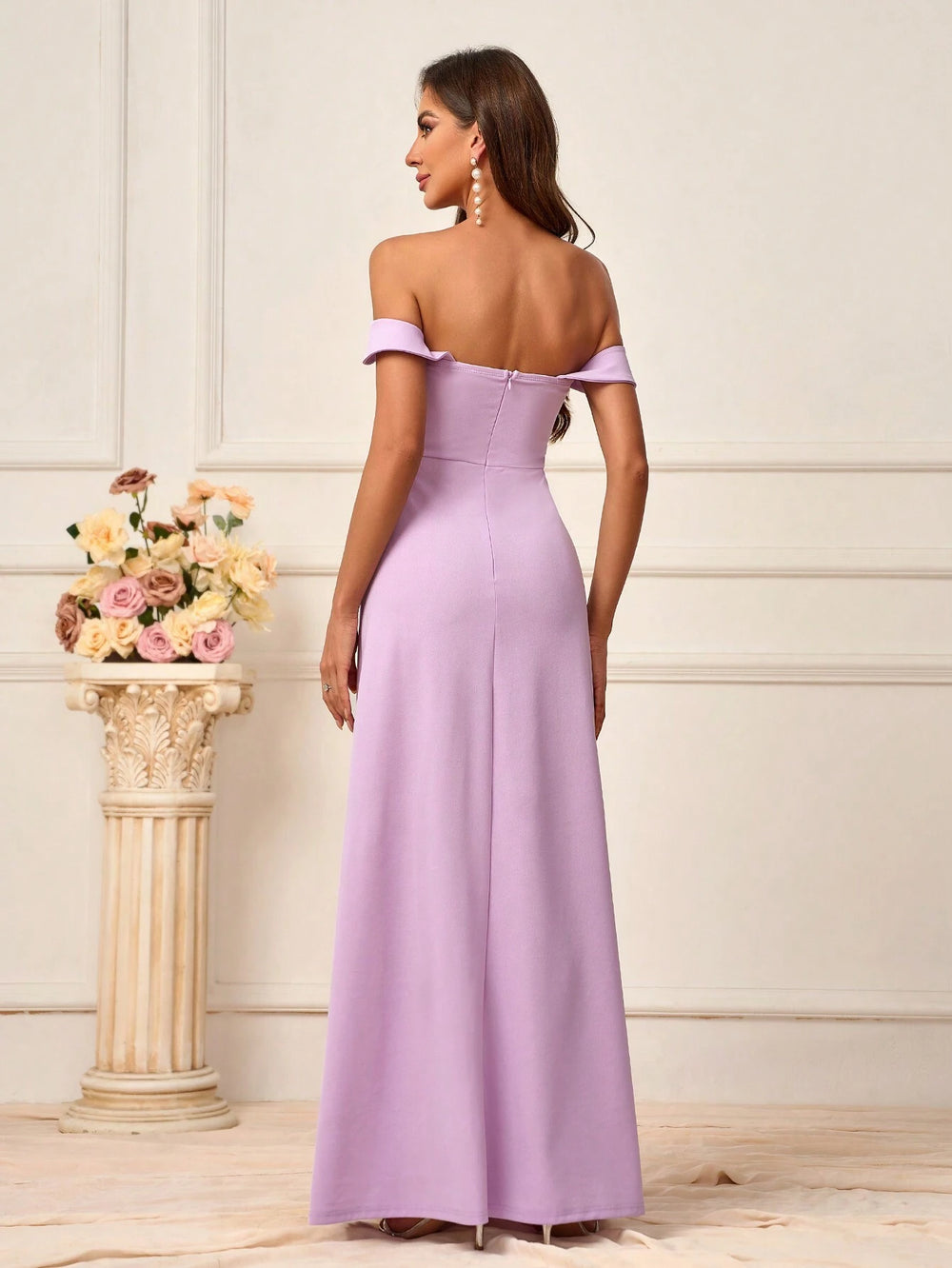 Vestido lila púrpura con hombros descubiertos.