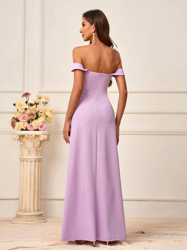 Espalda descubierta del vestido lila elegante.