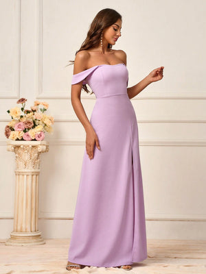 Detalle del vestido elegante color lila púrpura.