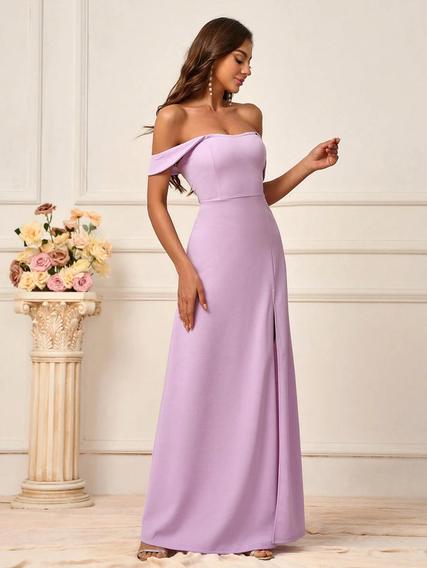 Detalle del vestido elegante color lila púrpura.