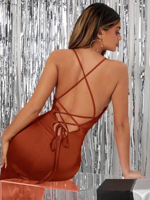 Imagen posterior: espalda cruzada del vestido marrón satinado ajustado