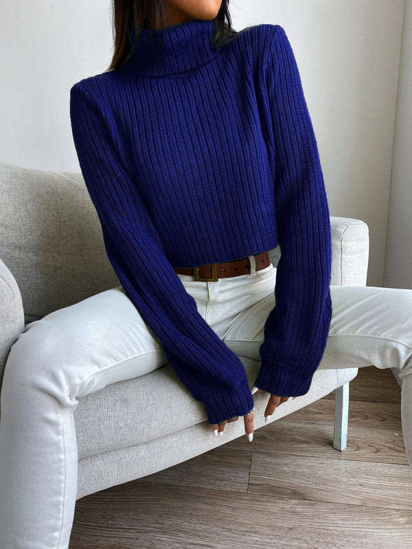 Vista completa del suéter azul real combinado con pantalones blancos.