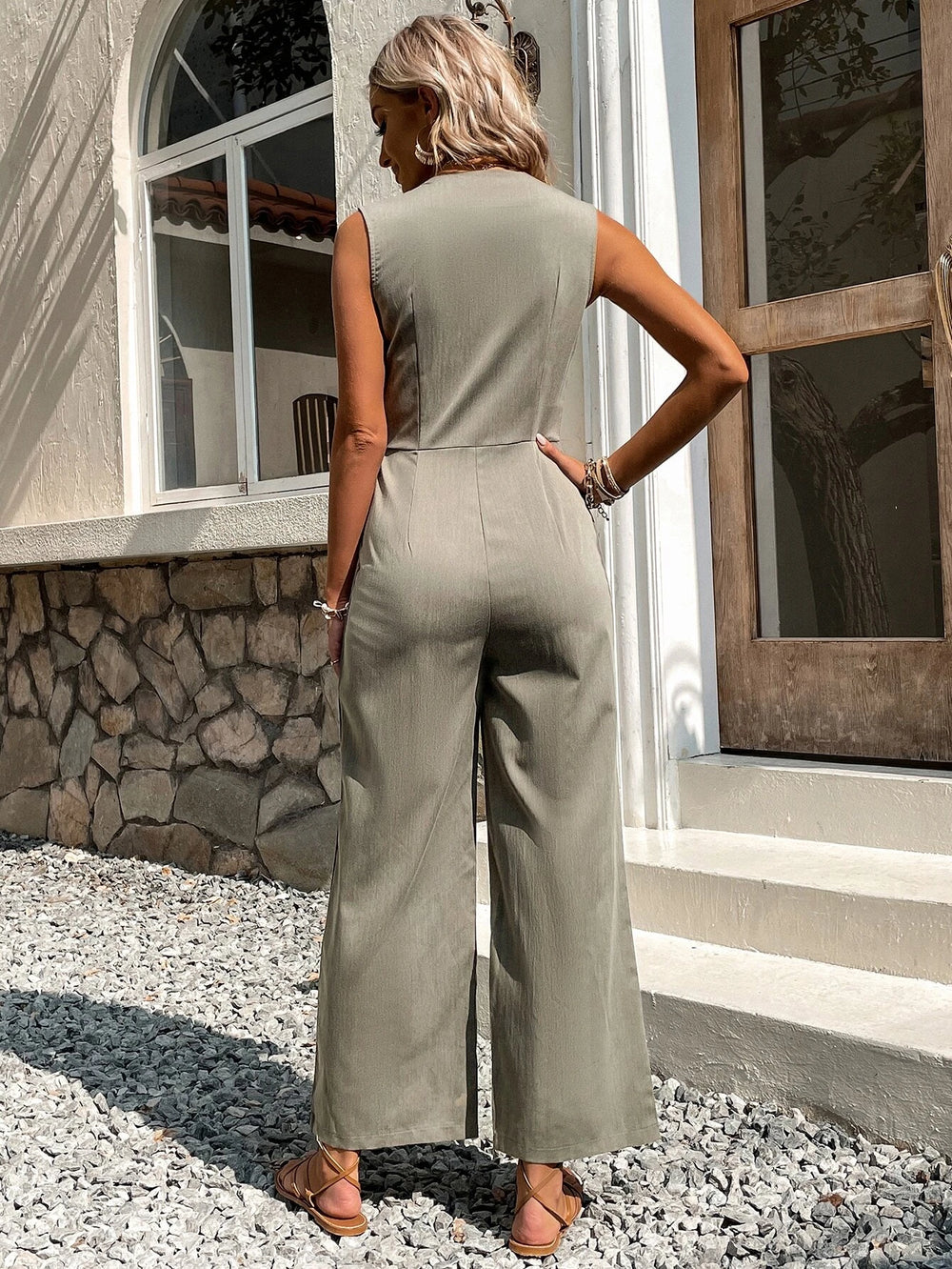 Imagen frontal del enterizo camisero verde militar con botones decorativos y escote en V.