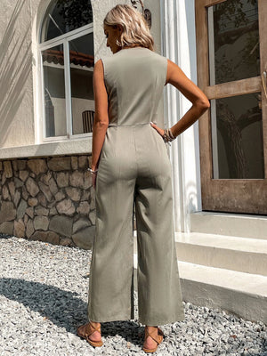 Vista trasera del enterizo camisero verde militar, resaltando su corte elegante y ajuste regular.