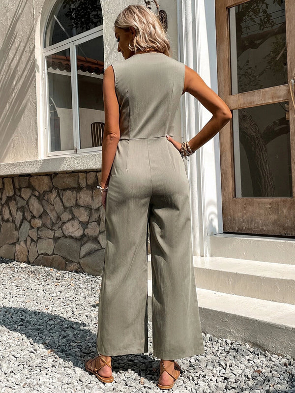 Vista trasera del enterizo camisero verde militar, resaltando su corte elegante y ajuste regular.