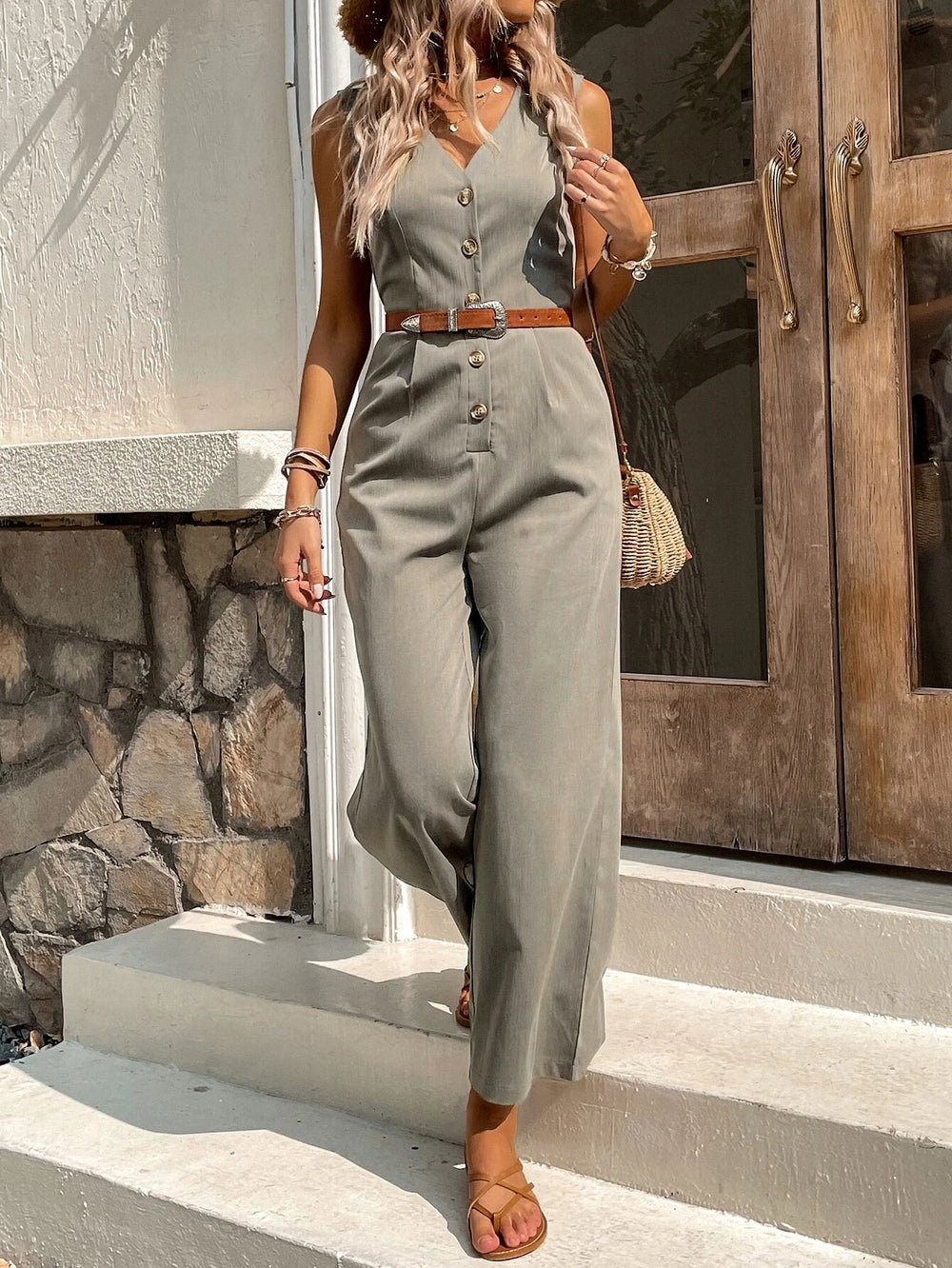 Imagen frontal del enterizo camisero verde militar con botones decorativos y escote en V.