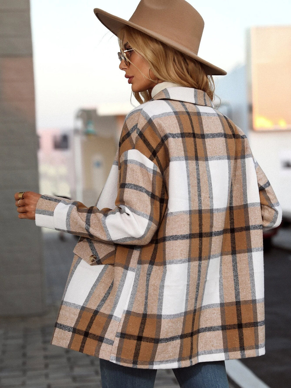 Imagen frontal de la chaqueta casual a cuadros beige y blanco.