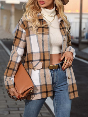Modelo usando la chaqueta a cuadros con jeans y accesorios.