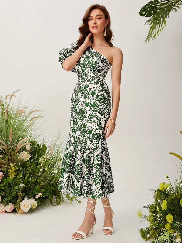 Vestido midi asimétrico verde con estampado floral detalle del escote.