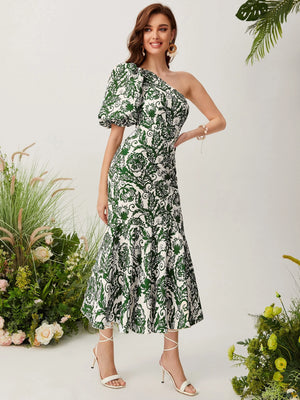 Vestido midi asimétrico verde con estampado floral en look completo.