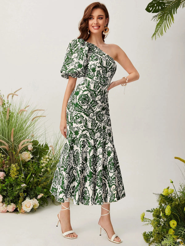 Vestido midi asimétrico verde con estampado floral en look completo.