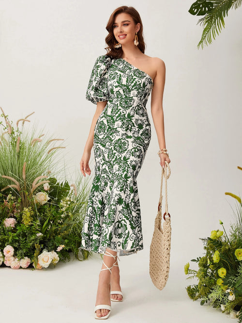 Vestido midi asimétrico verde con estampado floral vista frontal.