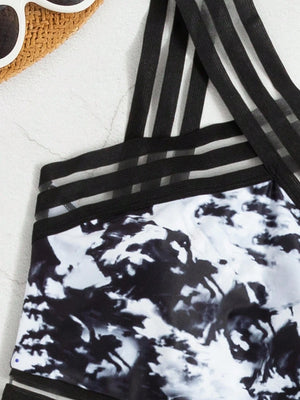 Detalle superior traje de baño bohemio negro tie-dye.
