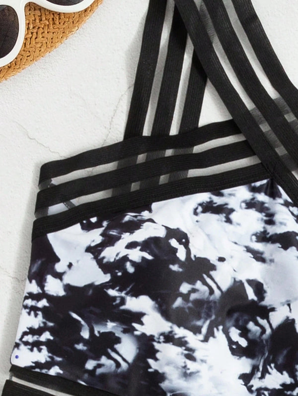 Detalle superior traje de baño bohemio negro tie-dye.