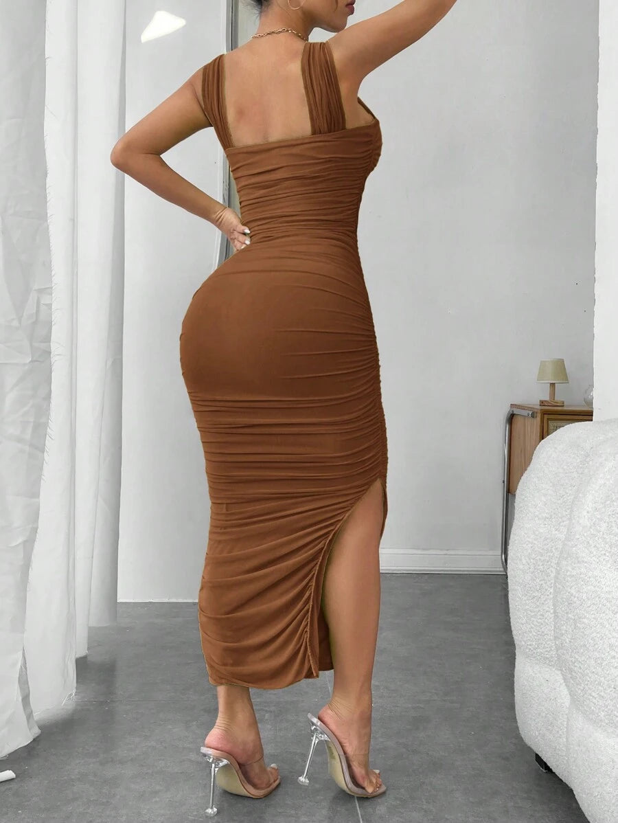 Vista frontal de un vestido midi ajustado color café con diseño fruncido y escote cuadrado.