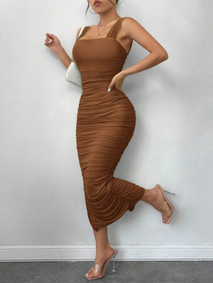 Look completo con vestido bodycon fruncido color café y tacones transparentes.