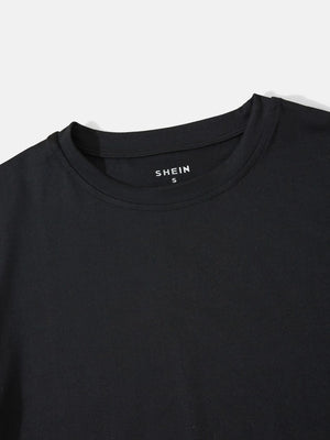 Detalle del cuello redondo de la camiseta negra casual.