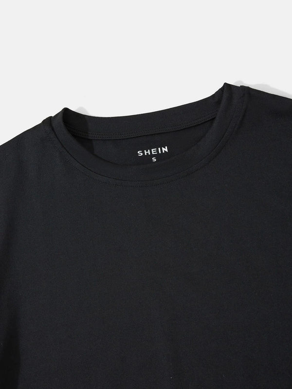 Detalle del cuello redondo de la camiseta negra casual.