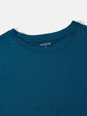 Detalle del cuello redondo de la camiseta azul casual.