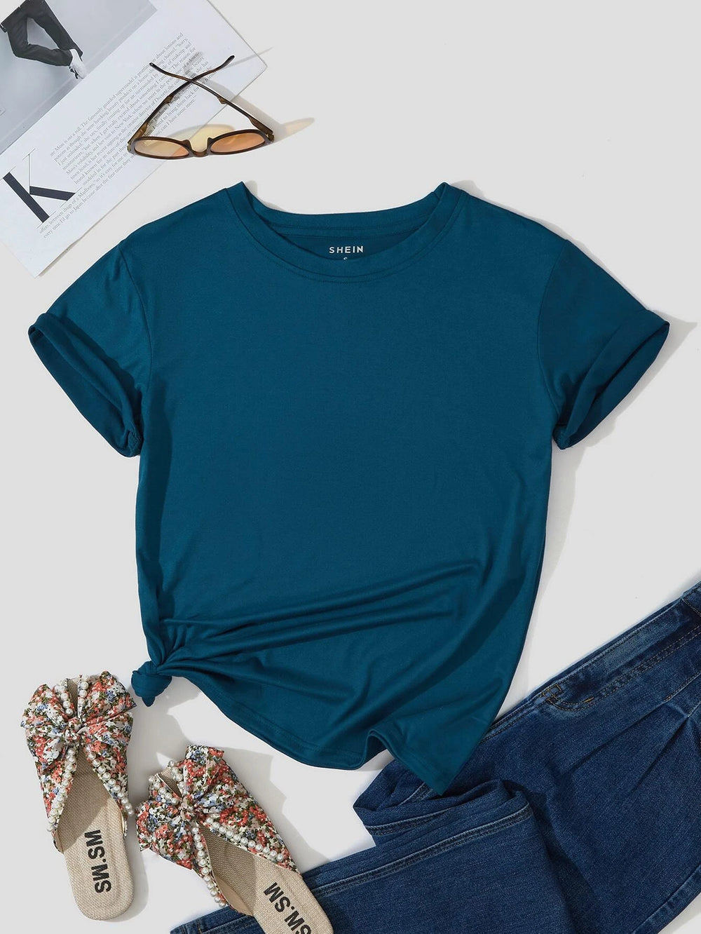 Camiseta azul casual de manga corta y cuello redondo - vista frontal.