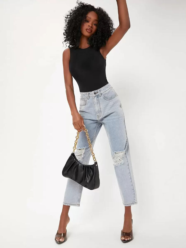 Outfit con body negro sin mangas combinado con jeans y bolso negro.