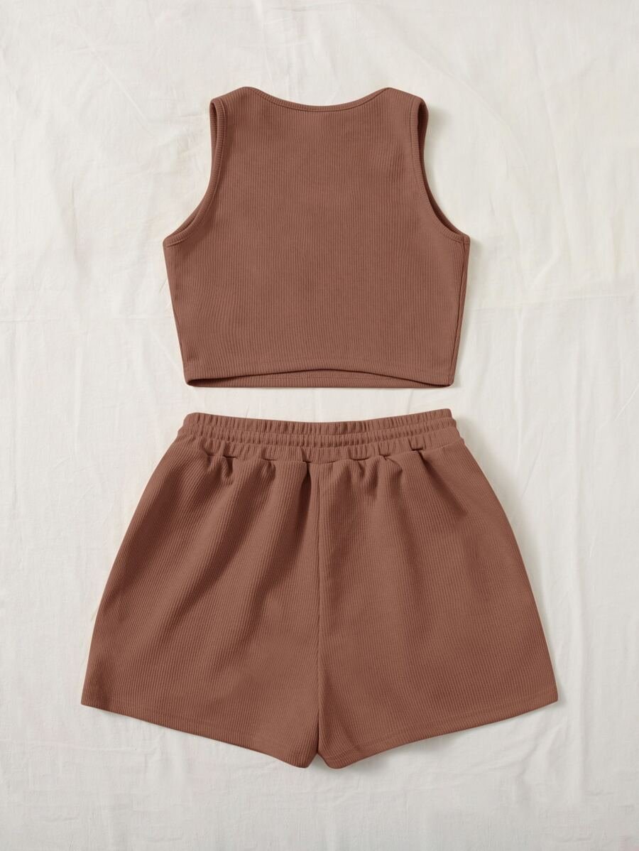 Vista frontal del set marrón mocha casual con top y shorts