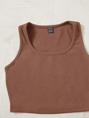 Detalle del top marrón mocha casual en tela acanalada
