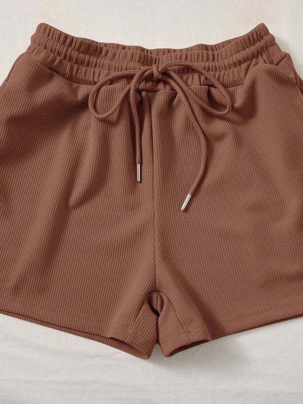 Detalle del short marrón mocha casual con cordón ajustable