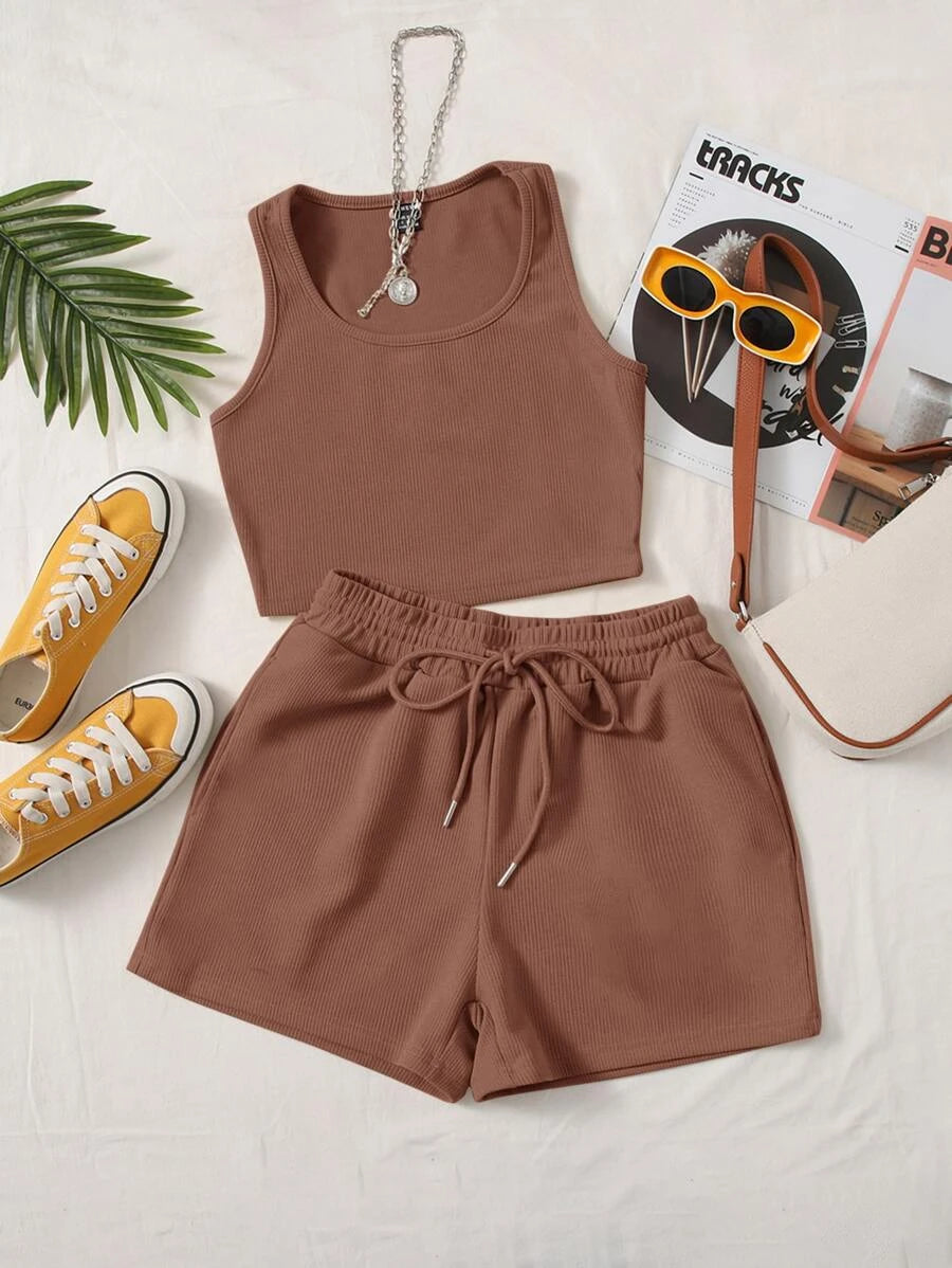 Vista frontal del set marrón mocha casual con top y shorts