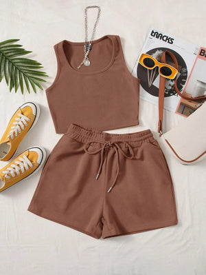 Vista frontal del set marrón mocha casual con top y shorts