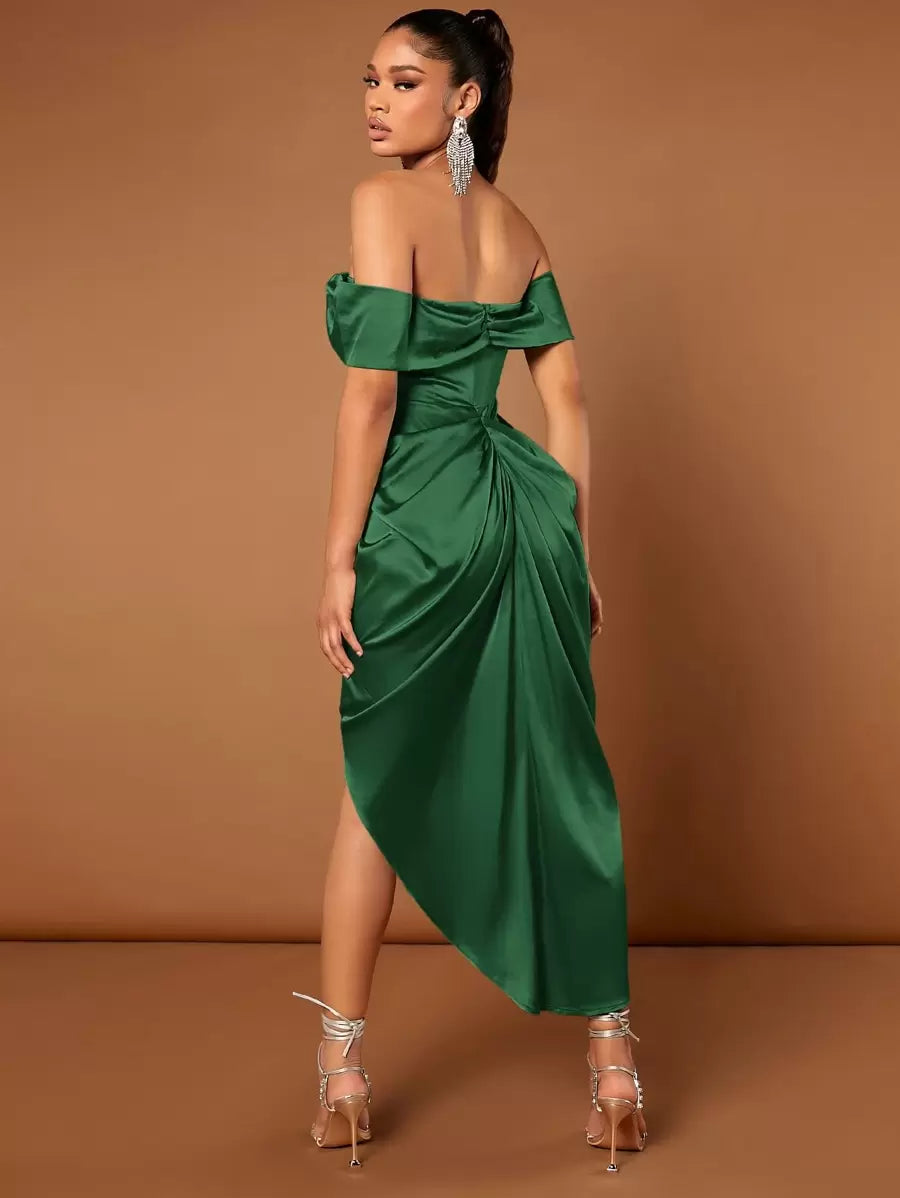 Vestido elegante verde oscuro con hombros descubiertos frontal